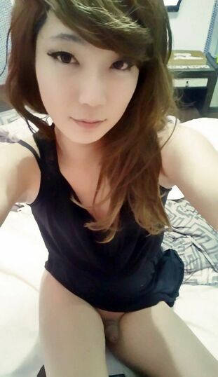 Teen asian t-girl shows naked selfies
