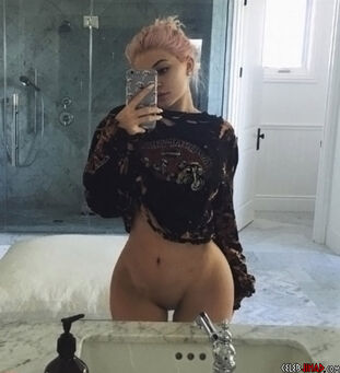 Kylie Jenners Snapchat Hacked Naked Pics Unsheathed