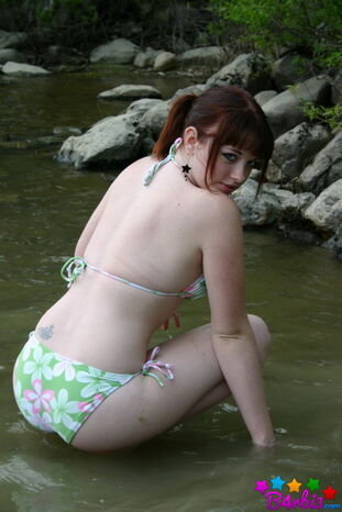 Jiggly amateur B4rbi3 peels her bikini top to sunbathe on