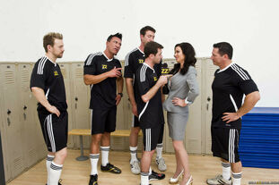 5 sporting fellows and sumptuous Veronica Avluv