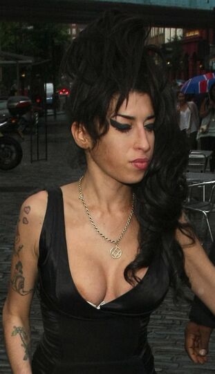 A Highly Buzzed Amy Winehouse Doing The Upskirt And Nip