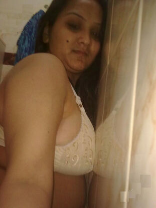 Overweight Indian schoolgirl showcases her nude mid-section
