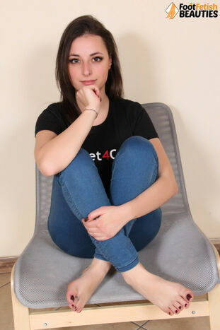 Brown-haired solo gal Ilaria demonstrates her naked soles..
