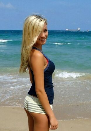 Curvaceous nubile honies in the swimsuits, super hot beach..