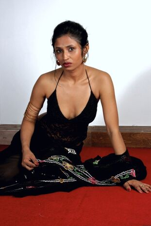 Slim Indian doll eliminates her sari to model in ebony